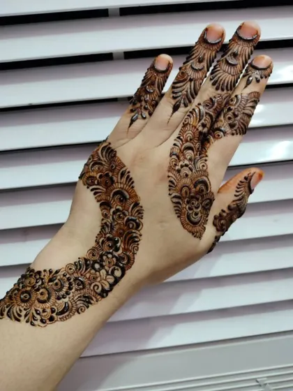 A stylish and contemporary design that wraps around the wrist and extends onto the fingers. This kind of asymmetrical design is very popular for parties and festivals.