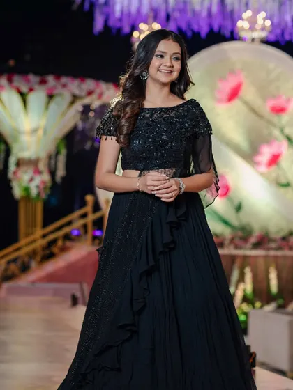 The bride looks like the epitome of class and sophistication with this breathtakingly simple yet elegant makeup look.
