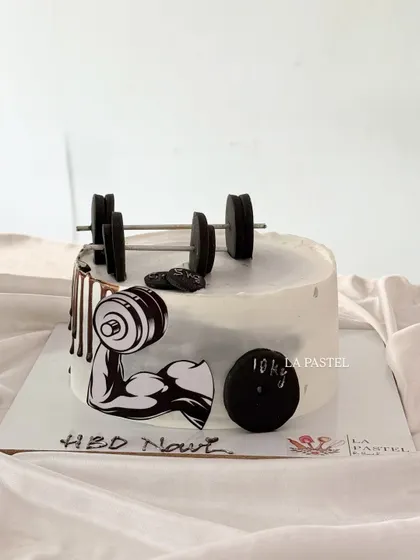 For the gym sharks! This fitness-themed cake is perfect for a gym lover, complete with an edible barbell, weights, and a bicep illustration.