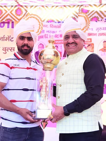 Presenting a Guru Dronacharya statue to our chief guest, symbolizing the importance of a coach in a player's life.