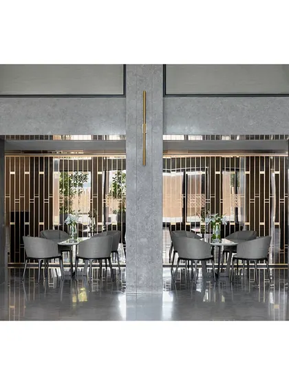 The area beneath the mezzanine was reimagined as a flexible meeting space, with decorative metal jali screens adding a touch of elegance and style.