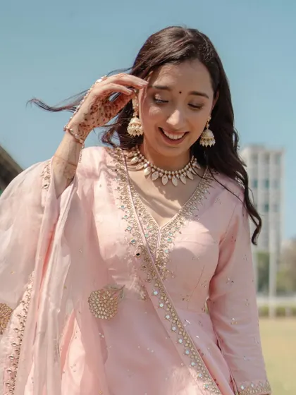 A sunkissed bride, looking happy and carefree. For this outdoor pre-wedding event, I created a very natural, luminous look that looks amazing in the sunlight.