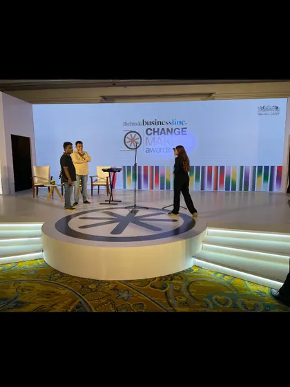 Rehearsing on the unique circular stage for the BusinessLine Changemaker Awards. We adapt our stage management to any design, ensuring a flawless show.