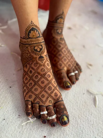 Another view of the fast-track bridal feet, featuring a lovely lotus and jaali pattern.