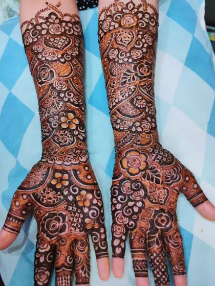 This full bridal design has a beautiful flow, with patterns that draw the eye from the fingertips all the way up the arm.