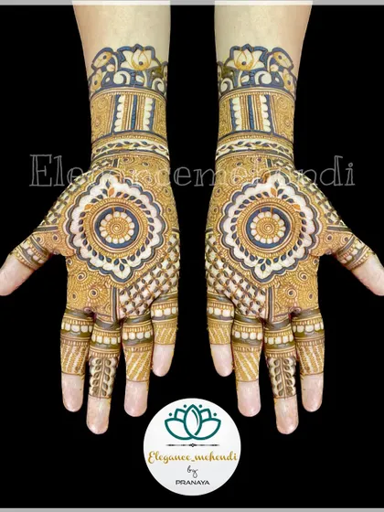 This design features bold mandalas on the palms, complemented by intricate patterns on the fingers and arms for a balanced and beautiful look.