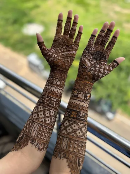 A beautiful outdoor shot of this simple and elegant bridal design. The patterns are crisp and the overall look is very refined.