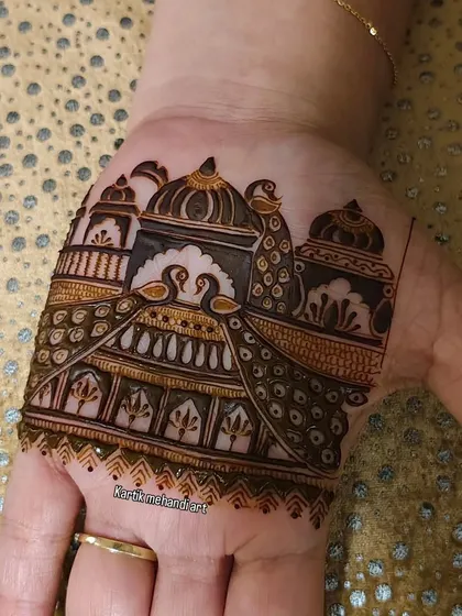 Another angle of the palace-themed trial mehandi. The details are sharp and the composition is beautiful, even for a small design.