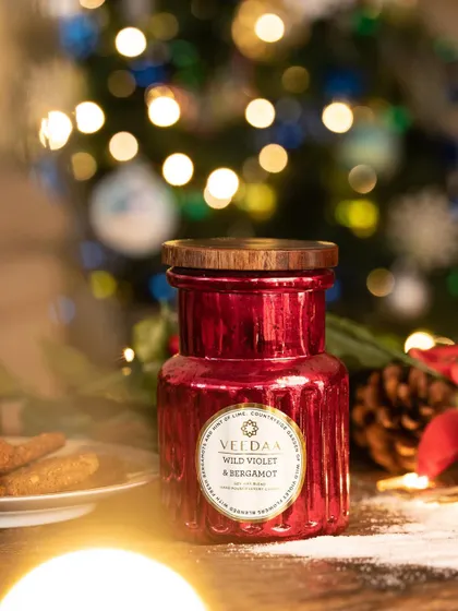 Cozy up with the warmth of our Wild Violet & Bergamot candle. The festive red jar and the comforting glow are perfect for a quiet evening by the Christmas tree.