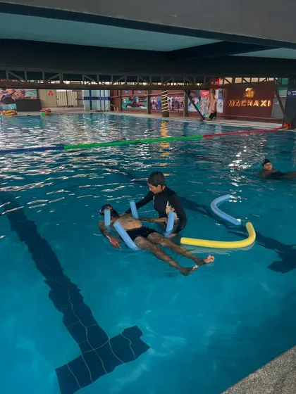 A hands-on assist during a floating relaxation to ensure the participant feels safe and can fully let go. The therapeutic benefits of being held in water are immense.
