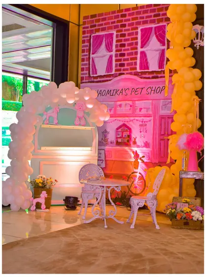 'Naomika's Pet Shop' was another adorable vignette, complete with a bistro set, a hand-painted backdrop, and balloon decorations.