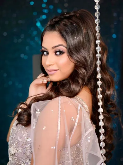 A soft and dreamy party look. The focus here is on the luminous skin and the gentle smokey eye, paired with soft waves in the hair. This is a versatile look students learn for various events.