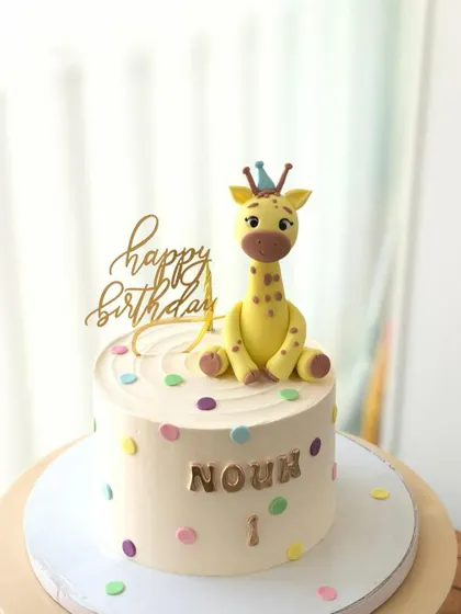 Another angle of the cute giraffe and polka dot cake.