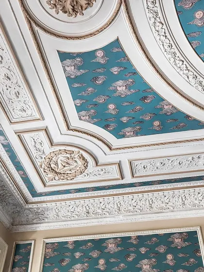 An ambitious application of the 'Soli e Nuvole' wallpaper on a coffered ceiling. This demonstrates the creative potential of our wallcoverings to transform not just walls, but any architectural surface.