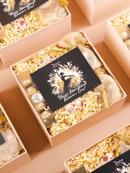 Another look at the luxurious contents of the RAPHE gift box. The "Happy International Women's Day" card adds a personal and celebratory touch.