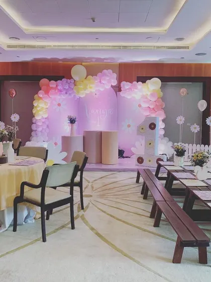 A sweet and simple 'Daisy' themed party with pastel balloon arches and daisy props.
