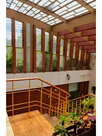 Lighting the way up. This wooden staircase is illuminated by natural light from a large, glazed wall, highlighting the warm tones of the wood and the clean lines of the yellow railing. The design ensures the space is always bright and welcoming.