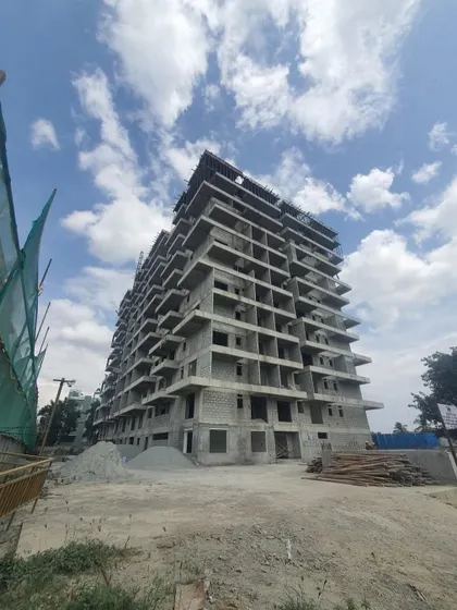 Another shot of the 'Green Edge Casero' site, showing the progress of the high-rise structure. Regular site visits are crucial for me to ensure quality control.