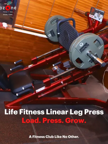 Build powerful legs with our Life Fitness Linear Leg Press. This plate-loaded machine allows you to safely press heavy weight to maximize lower-body gains.