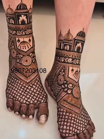 This design combines geometric patterns with traditional dome motifs, creating a modern yet classic look for bridal foot mehandi.