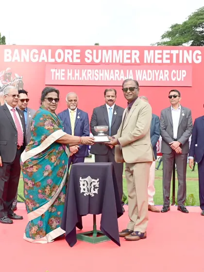 Smt. Indrakshi Devi Wadiyar presents The H.H. Krishnaraja Wadiyar Cup to the owner of Shamrock.