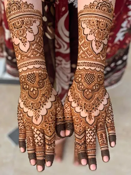 A clearer view of this gorgeous, symmetrical design, showing the clean lines and balanced composition.