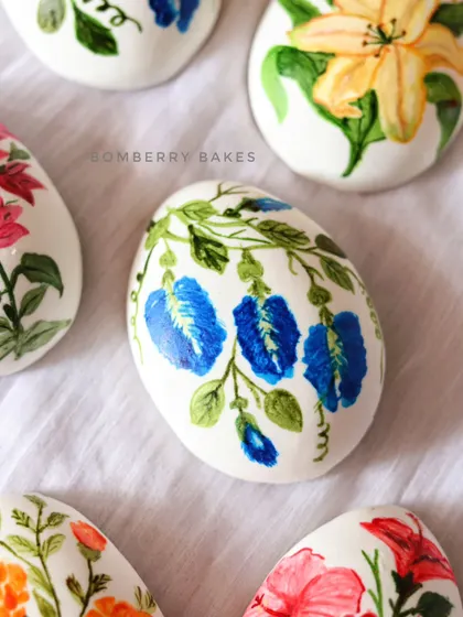 This edible egg features a lovely blue pea flower vine, painted by hand with edible colors.