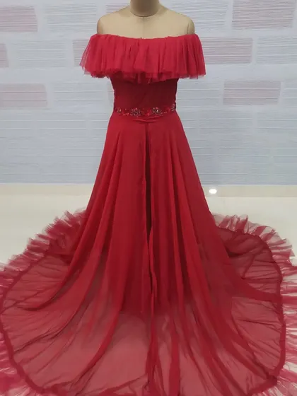 Explore a different style with our red off-shoulder maternity gown. It features a delicate ruffled neckline and a sheer, floor-length trail for an elegant and romantic feel.