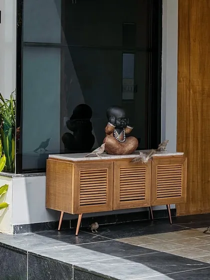 Even small details are designed to blur the line between indoors and outdoors. This custom wooden console sits at the edge of the living area, where sparrows from the garden often visit, reflecting my goal of creating a home that is in harmony with its environment.