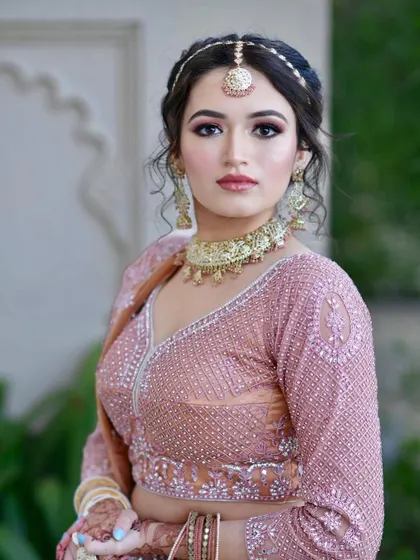 Keeping it neutral and beautiful. This look features soft brown and pink tones, perfect for a sophisticated and understated bridal style.