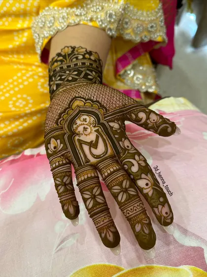Another angle of the single-hand portrait design, showing the fresh henna paste. The clean lines promise a sharp and beautiful stain.