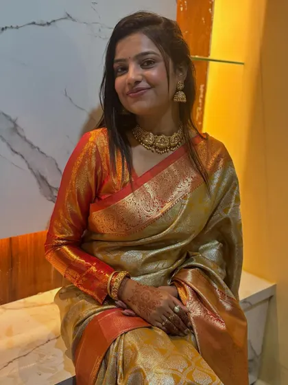 A lovely portrait of Sonu, her makeup and our saree creating a perfect festive look.