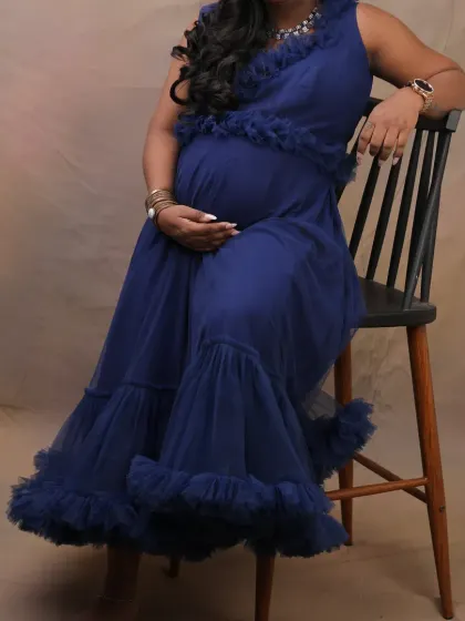 This versatile navy blue dress can be worn as a short frock or a full-length gown. It's a great two-in-one option for getting different styles in your maternity photoshoot.