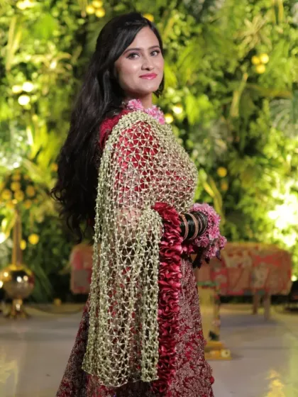 The floral shela adds a touch of grace and tradition to this bride's modern look. It's a versatile piece that can be styled in many ways.