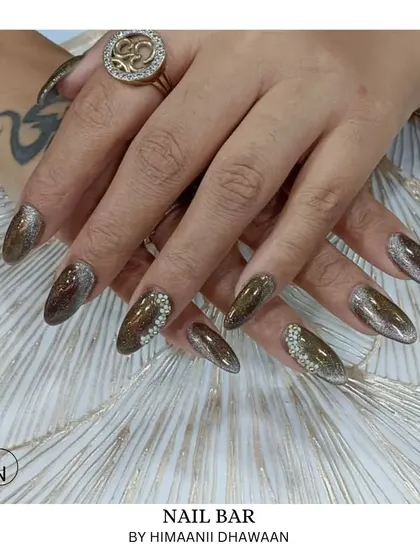 A sophisticated festive set with cat-eye magnetic polish and carefully placed rhinestones. The perfect way to add some sparkle to your look.