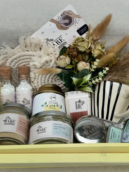 A look at our collaboration with Bare Necessities, a brand we love for its commitment to sustainability. This hamper is filled with their zero waste products, beautifully arranged in one of our signature trays.