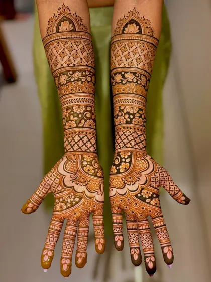 A full view of a beautiful bridal mehendi with lotus toppers.