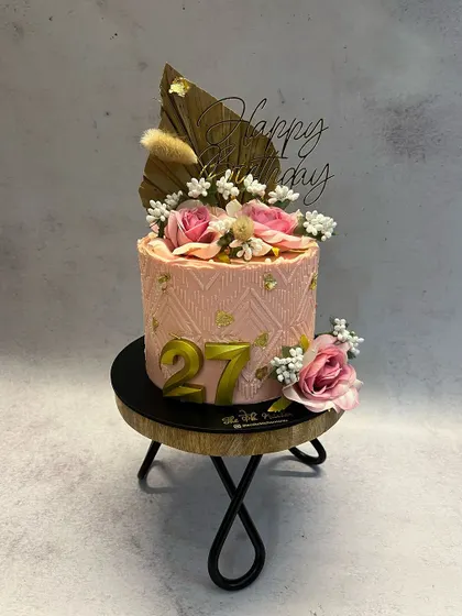 This peach-colored cake has a lovely diamond-patterned texture. I decorated it with dried palm leaves, fresh roses, and baby's breath for a boho-chic vibe.