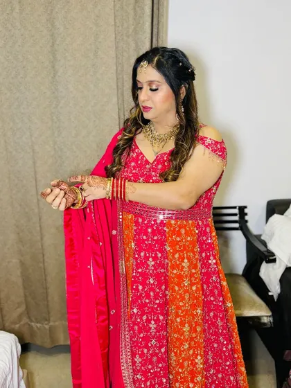 The client adjusting her bangles.
