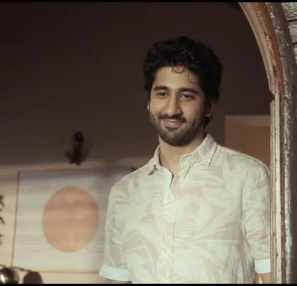 The opening scene of The Man Company film. The male lead's printed shirt was chosen to give his character a friendly and approachable look.