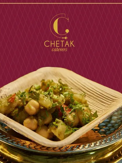 A classic Indian chaat served in an eco-friendly leaf bowl. This dish delivers a burst of tangy, spicy, and sweet flavours, bringing the authentic taste of Indian street food to your event.
