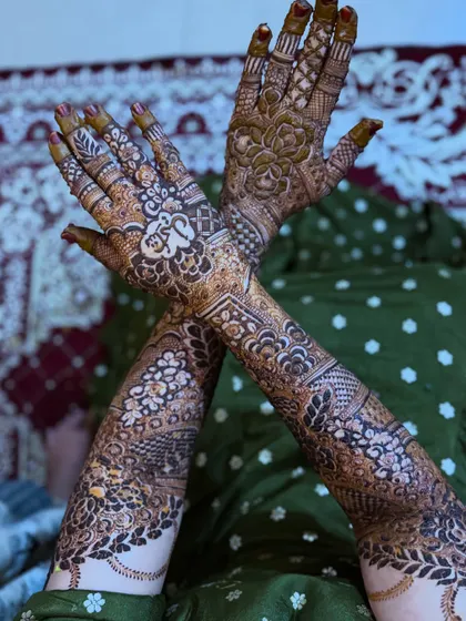 This bridal design features a charming elephant motif, a symbol of good luck and prosperity, set against a backdrop of festive wedding decor.