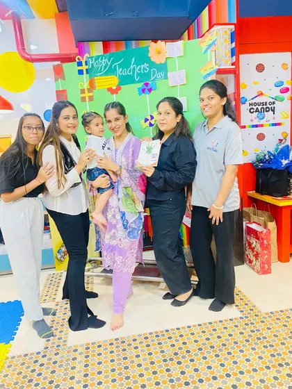 A duplicate of ID 185, capturing the love and respect between our families and teachers.