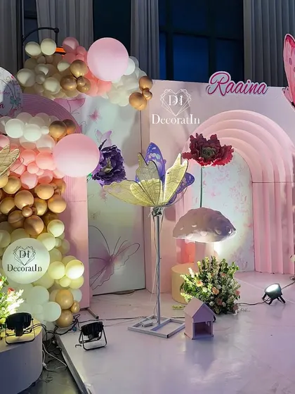 A duplicate of ID 21, offering another perspective on the layered and detailed stage decoration.