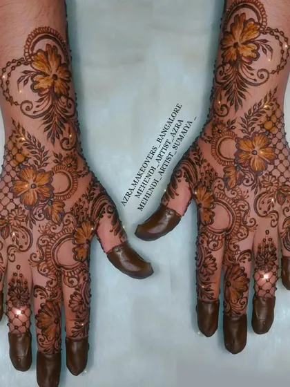 A delicate Arabic-style design with a net pattern on the fingers, perfect for a minimalist look.