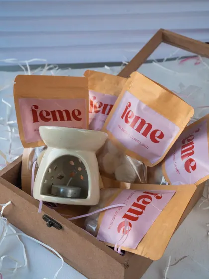 Fill your home with the magic of our wax melts. A gift box filled with our sample pouches and a ceramic diffuser.