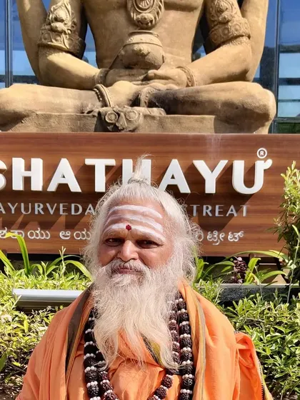 A portrait of Nonavinakere Kadasiddeshwara Swamyji during his stay. His serene presence brought a special energy to our retreat, and we are grateful for his blessings.