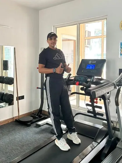 Thumbs up for cardio day.