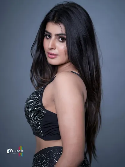A side profile shot that showcases the model's features and the texture of the sparkling black top.