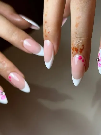 A touch of floral on a classic French. This almond-shaped set is accented with a hand-painted pink flower and a single gem for a delicate, feminine look.